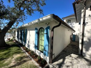 Living in Sarasota FL, homeowners know how quickly gutters can fill with leaves, debris, and dirt—especially during Florida’s rainy and windy seasons.